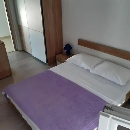 Jednosoban I Trosoban アパート